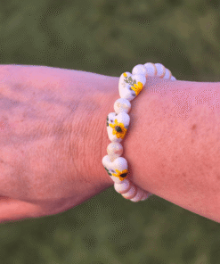 Kralenarmband zonnebloem met drie porseleinen hartjes en geverfde calciet kralen