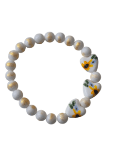Kralenarmband zonnebloem is geregen op stevig elastiek met drie porseleinen zonnebloem hartjes