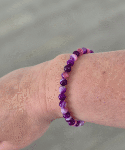 De edelsteenarmband paars agaat is met de hand en 4 mm krlalen geregen.
