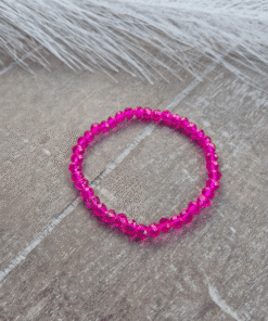 Kralenarmband met fuchsia kleurige facet kralen
