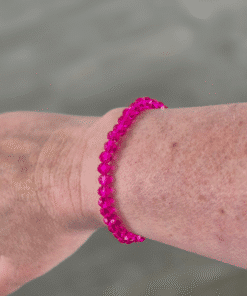 Kralenarmband met facet kralen in fuchsia kleur