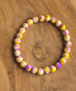 De kralenarmband is handgemaakt met geel en paarse keramiekkralen.
