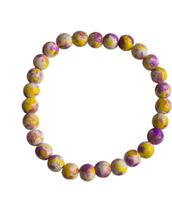 Kralenarmband paars met geel op stevig elastiek geregen.