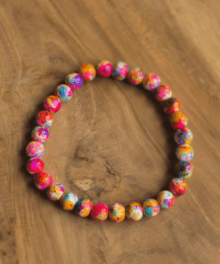 Deze kralenarmband bestaat uit 8 mm multicolor keramiek kralen.
