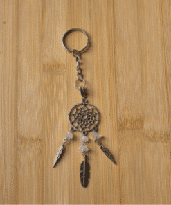 De sleutelhanger dromenvanger is van metaal met rozenkwarts split