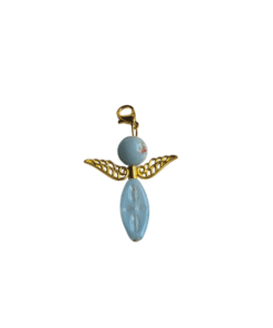 Een geluksengeltje met licht blauwe kralen en gouden filigraan vleugels