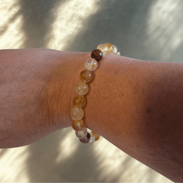 Golden Healer edelsteenarmband om de pols gedragen