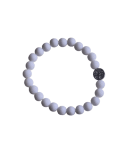 Kralenarmband met witte acrylkralen en een zilveren of goudkleurige levensboom bedel
