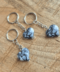 Handgemaakte sleutelhangers zwart wit om cadeau te geven