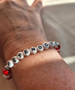 Handgemaakte Feyenoord armband gedragen om de pols