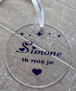 Ronde hanger van transparant acryl met de tekst ik mis je en naam naar keuze