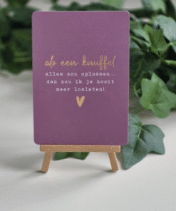Kaart als een knuffel alles zou oplossen afgebeeld op een houten mini ezel