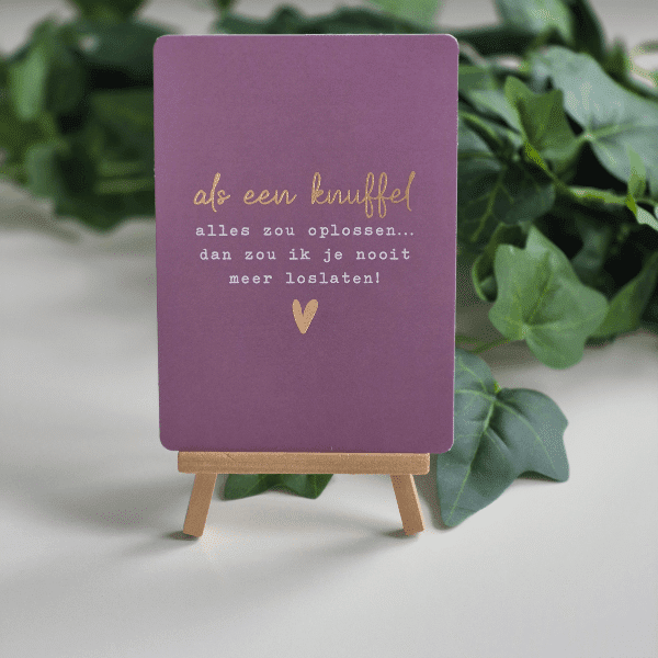 Kaart als een knuffel alles zou oplossen afgebeeld op een houten mini ezel