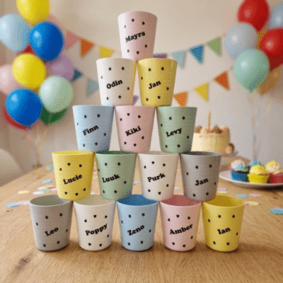 Traktatiebekers met naam op een feestelijke tafel