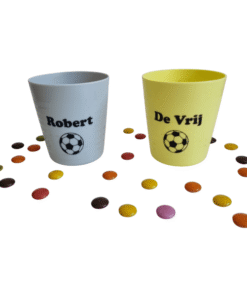 Traktatie beker voetbal op een witte achtergrond