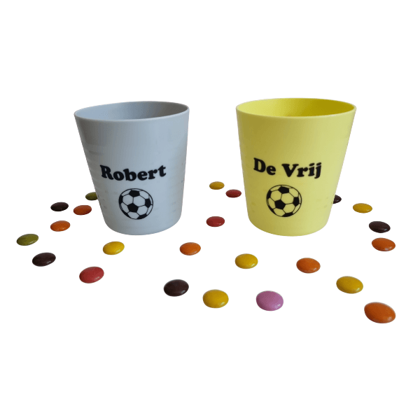 Traktatie beker voetbal op een witte achtergrond