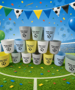 Traktatie bekers in zes verschillende kleuren met een feestelijke voetbal achtergrond