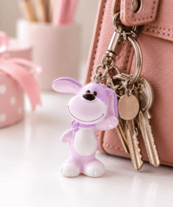 Sleutelhanger toby in lila/roze met een achtergrond van een tas en sleutelbos gemaakt door AI