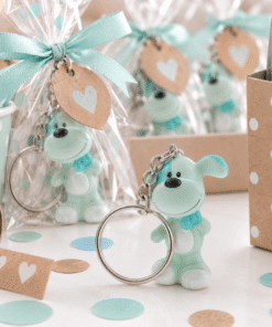 Sleutelhanger hondje toby blauw/groen met een feestelijke achtergrond gemaakt door AI