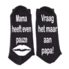 Sokken mama heeft pauze, vraag maar aan papa op een witte achtergrond