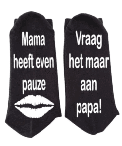 Sokken mama heeft pauze, vraag maar aan papa op een witte achtergrond