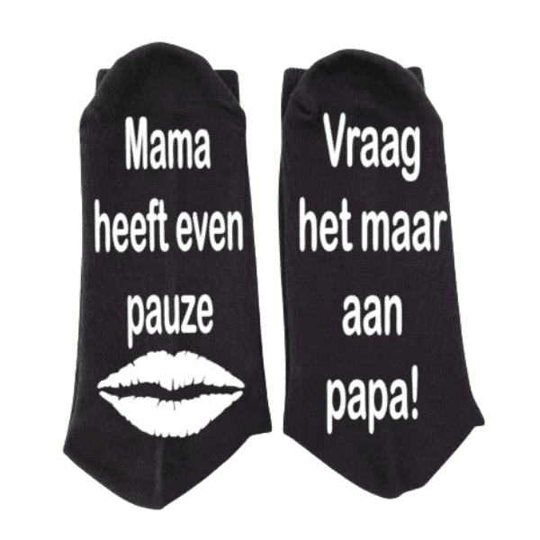 Sokken mama heeft pauze, vraag maar aan papa op een witte achtergrond