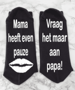 Zwarte sokken met de tekst mama heeft pauze