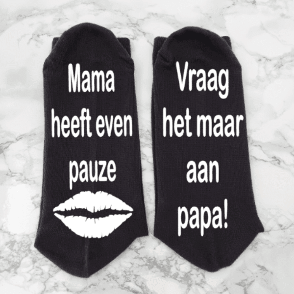 Zwarte sokken met de tekst mama heeft pauze